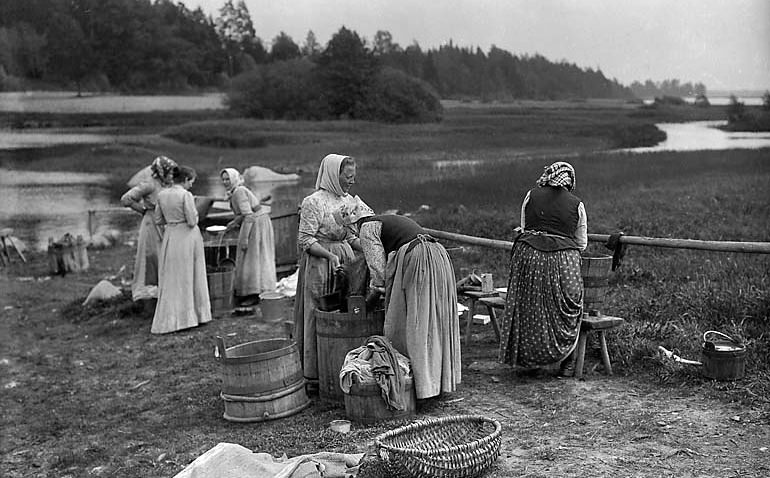 Swedish women washing clothes