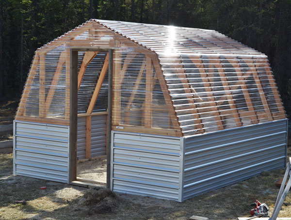 Barn style greenhouse