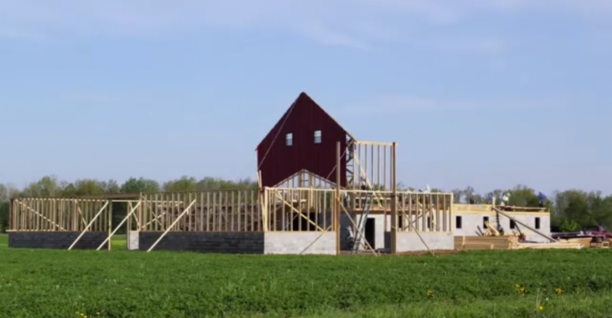 Awe-Inspiring Amish Barn Raising – 3 Minutes and 30 seconds of Amazing Teamwork